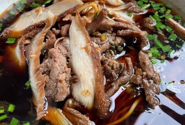 雪菜肉丝面，天天被挤爆只为一碗雪菜肉丝面（青菜肉丝面的做法）