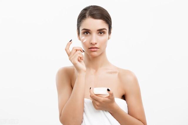 霜的作用，克丽缇娜深层保养面霜的作用（如何选择合适的面霜）
