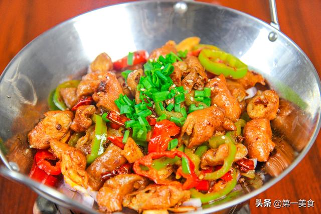 干锅肥肠的做法，厨师长教你干锅肥肠最完美做法