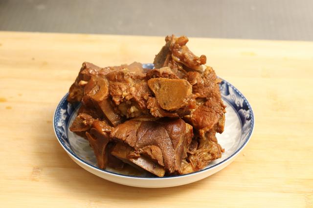 大骨头的做法家常，家常大骨头的制作方法（大骨头这样吃才叫过瘾）