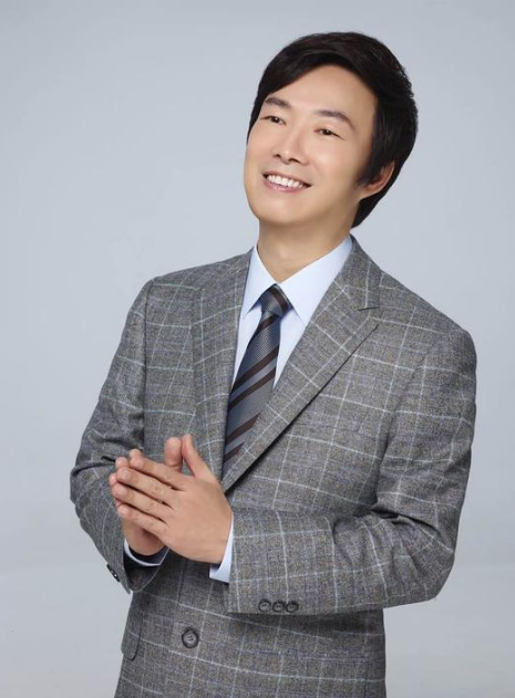 现在小哥费玉清过得怎么样，64岁的费玉清退出神坛