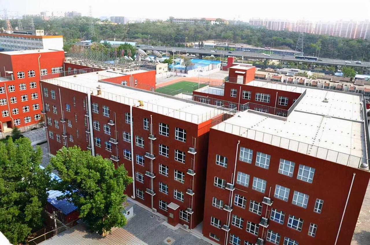 江西师范大学附属中学(江西师大附中归江西师大管吗)