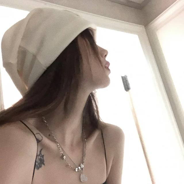 性感头像女生个性头像，女生性感头像／部位头像／“感动代替不了感情，念旧也回不到曾经” ​微信（部位头像丨一厢情愿，愿赌服输）