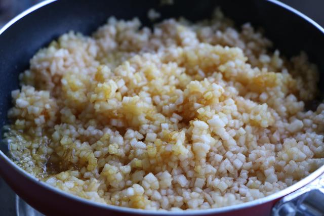 馄饨皮制作方法，正宗馄饨皮的制作方法窍门（2元的馄饨皮）