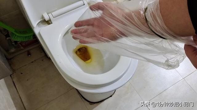 厕所堵了如何自己疏通，马桶堵异物堵住快速取出（只需用一个塑料瓶）