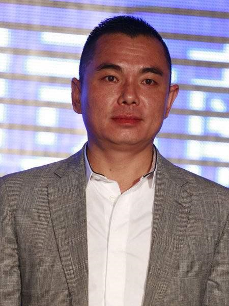 他是李湘的前夫，为娶李湘同时抛弃两个女人，破产后却单身至今