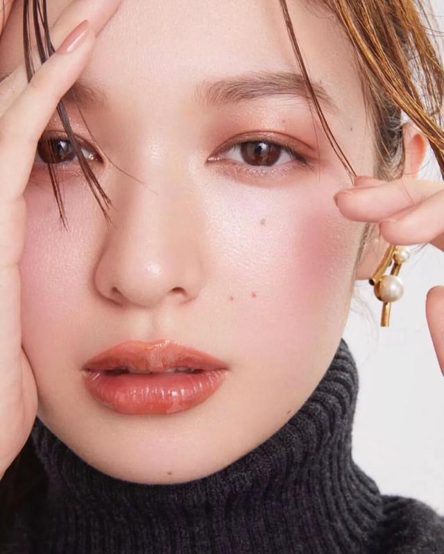 亚洲女生纯情脸，欧美女生性感身材，亚洲魔性笑容（你是高级脸还是纯情脸图片）