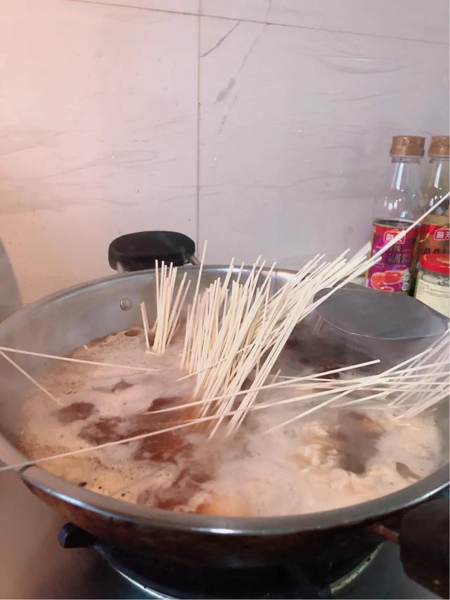 怎样煮鸡蛋面，鸡蛋面（煮鸡蛋面，先下鸡蛋还是先下面）