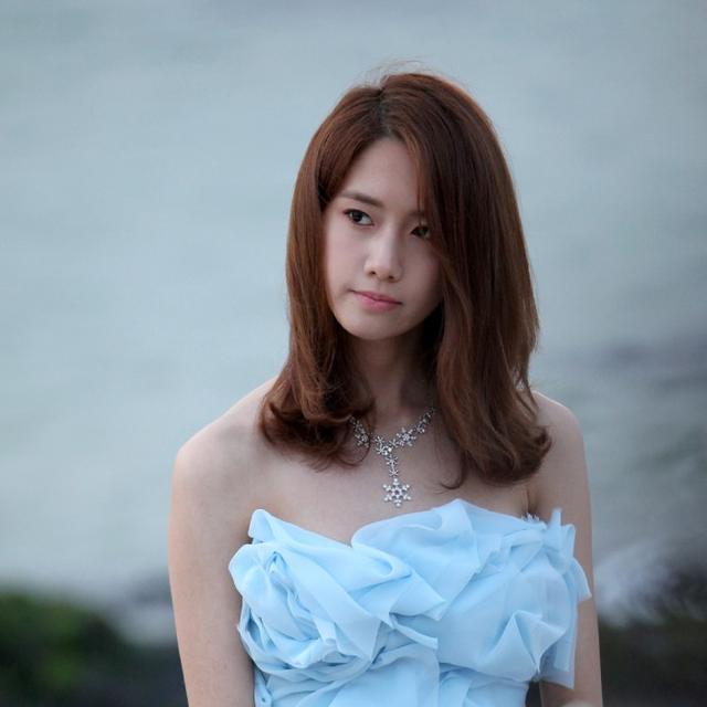 穿上婚纱是每个女孩的公主梦，而女王的公主梦是戴上王冠