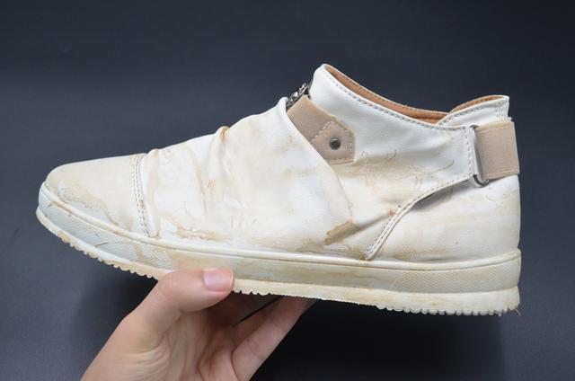 怎么刷鞋子干净又白，白鞋子怎么刷的干净（白鞋脏了别用水擦）