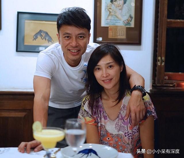 李克勤 - 再见演奏厅歌词是什么，李克勤红日原唱（李克勤老婆不仅低调）