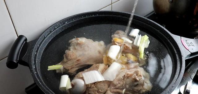 蒸鱼冷水下锅还是热水，蒸鱼时热水起蒸还是冷水（知道3个技巧健康还美味）