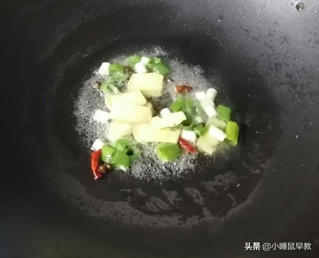 青椒炒素鸡的家常做法，青椒鸡怎么炒好吃家常做法（家常青椒炒素鸡）