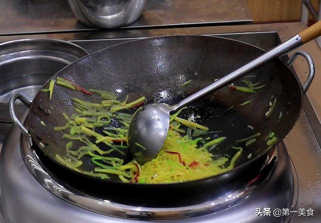 南瓜怎么炒好吃又简单，南瓜怎么炒好吃又简单魔芋豆腐可以搭配什么一起炒（炒南瓜丝很多人都做错了）