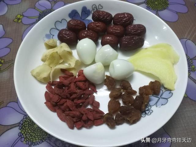 怎样炖乌鸡汤好喝，清炖乌鸡汤怎么炖好喝又营养（汤色清亮补而不燥）