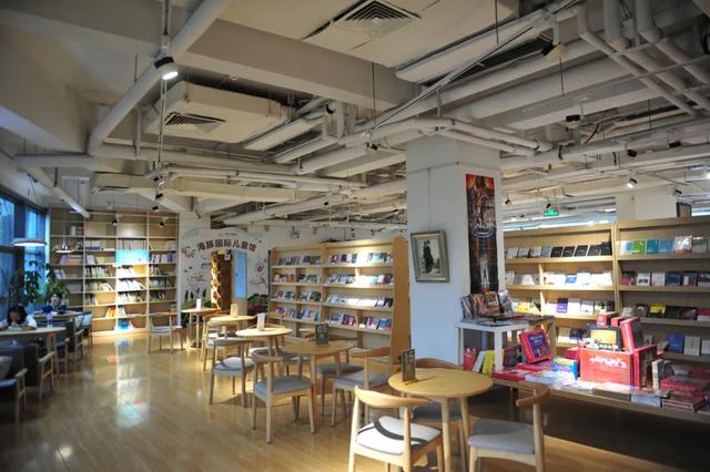 附近书店在哪个位置离我最近，离这里最近的文具店（厦门这些“有颜有料”的书店）