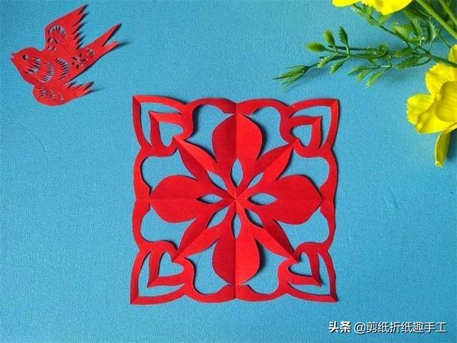 简易剪纸花-先折纸！，花用折纸怎么剪（分享漂亮的手帕剪纸）