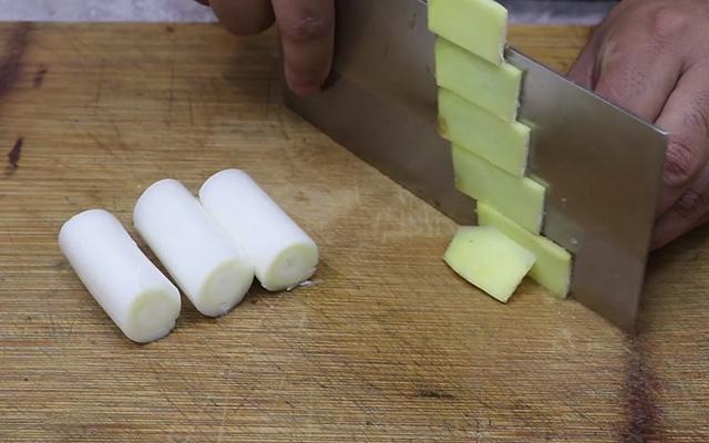 如何煲骨头汤，骨头汤怎么煲好喝窍门（汤汁浓白不油腻）