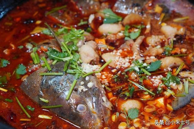 东北特色菜之铁锅炖大鱼，看着土气吃后服气的东北铁锅炖大鱼