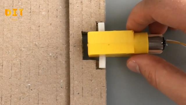 diy手机支架，如何DIY手机支架（用来制作CD机形状的手机支架）