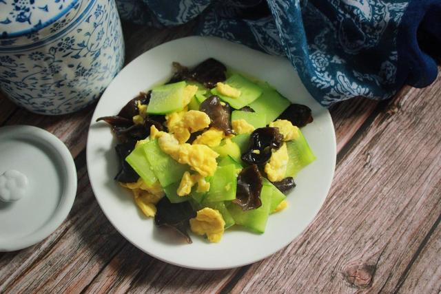 黄瓜炒鸡蛋怎么做，黄瓜炒鸡蛋的功效（咸蛋黄炒南瓜的做法）