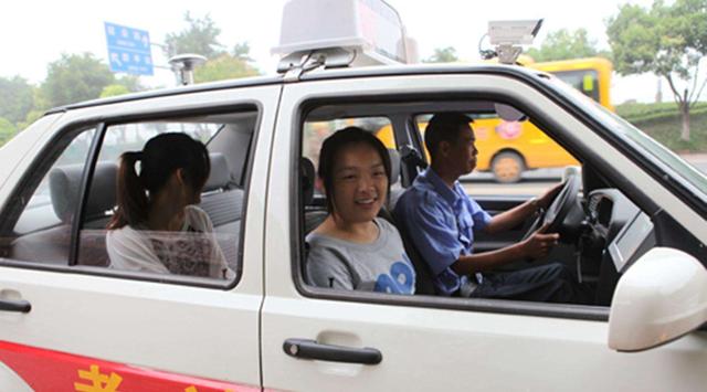 左倒库看左视镜的方法，左倒库只看左后视镜技巧（上车不知道方向盘往哪边调）
