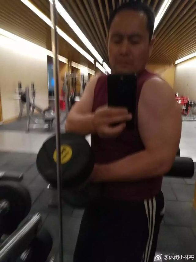 杨幂父亲是做什么的，年过50爱秀肌肉