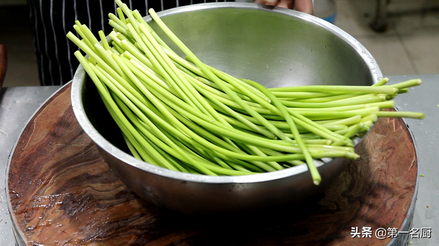 蒜苗怎么腌制才好吃，蒜苗的腌制方法（大厨教你酱汁腌蒜苔的家常做法）