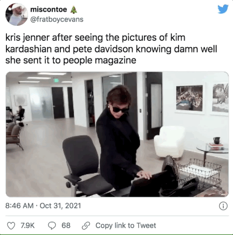 欧美闺蜜头像微信，欧美闺蜜头像（卡戴珊与小13岁男伴甜蜜牵手）