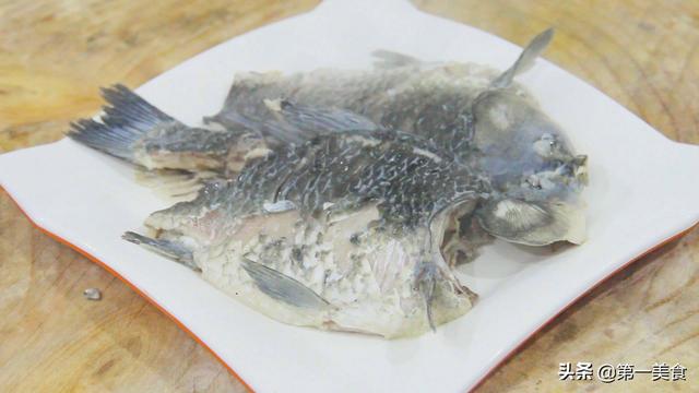 鲫鱼的做法，鲫鱼的做法鲫鱼汤的做法（搭配蒜蓉这样做）