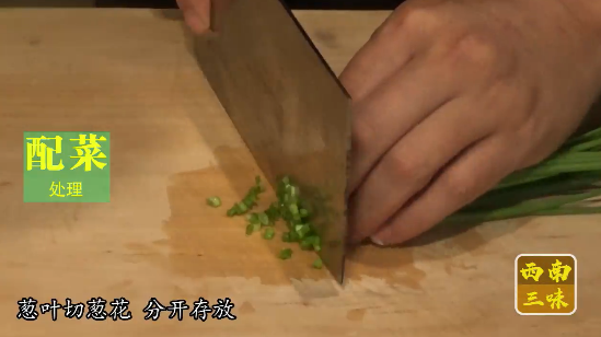三角豆腐怎么做，豆腐原来切成三角形与西红柿这样一起煮