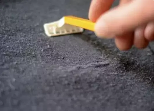 裤子起球怎么快速去掉，衣服起毛用什么办法把它去掉（裤子不合身……教你一招）