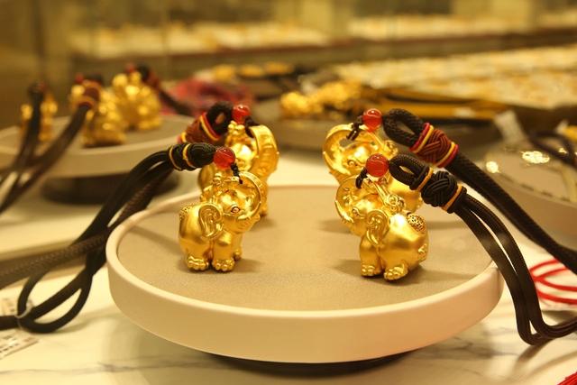 老凤祥为啥比周大福便宜，老凤祥和周大福哪个贵（黄金首饰零售价从600已经降到470一克）