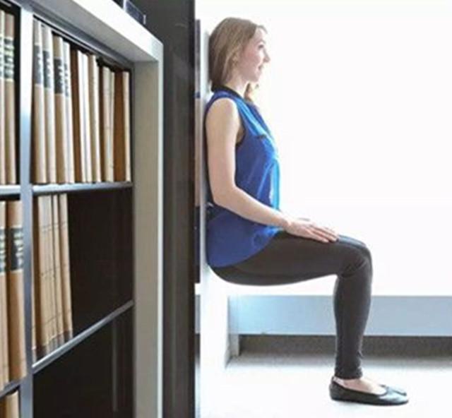 贴墙站立的正确姿势，贴墙站立的标准姿势（每天贴墙半蹲5分钟）