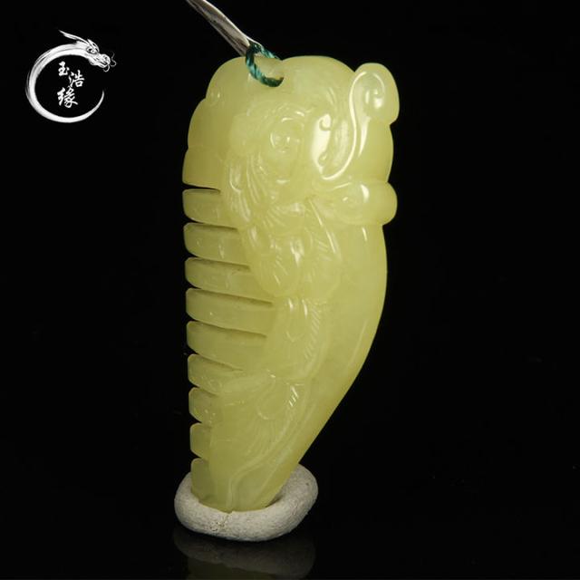 梳子的寓意是什么，送人梳子的寓意是什么（和田玉玉雕梳子有那些美好的寓意）