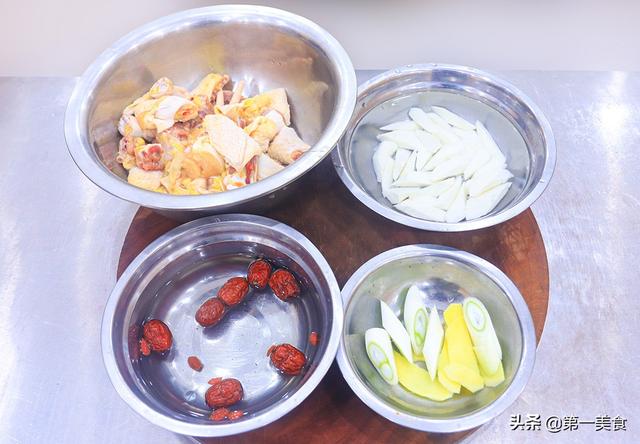 火锅材料做汤怎么做，火锅食材怎么做汤（下班来一碗全身都暖和）