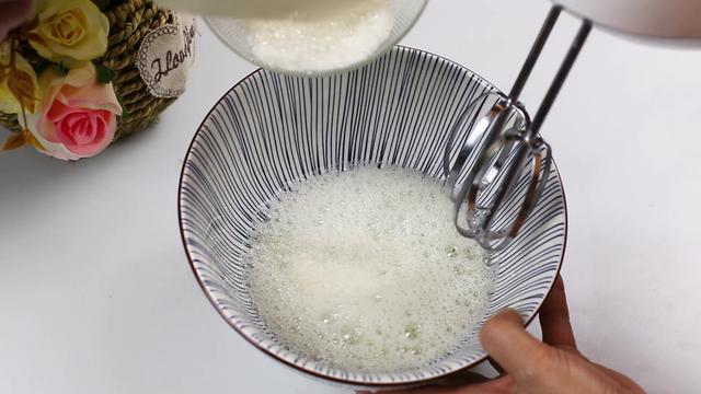 烤蛋糕需要准备什么材料，初学者做蛋糕需要些什么食材（出炉瞬间被烧光）