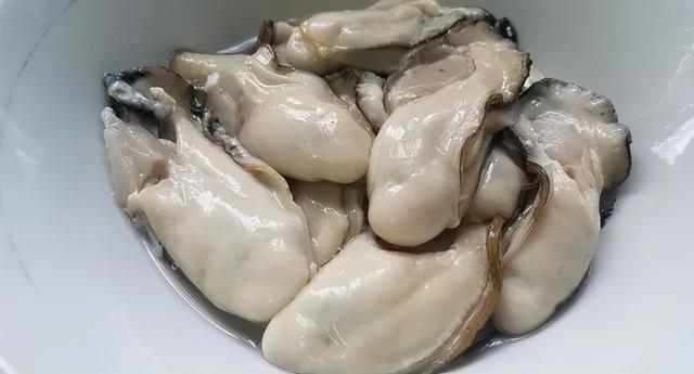 生蚝怎么处理干净，生蚝怎么清洗才干净（放淀粉只对了一半）