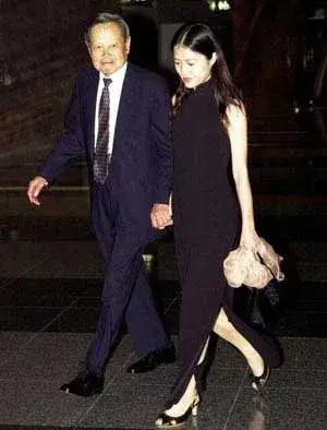 翁帆和扬振宁的故事（杨振宁82岁时娶28岁翁帆）