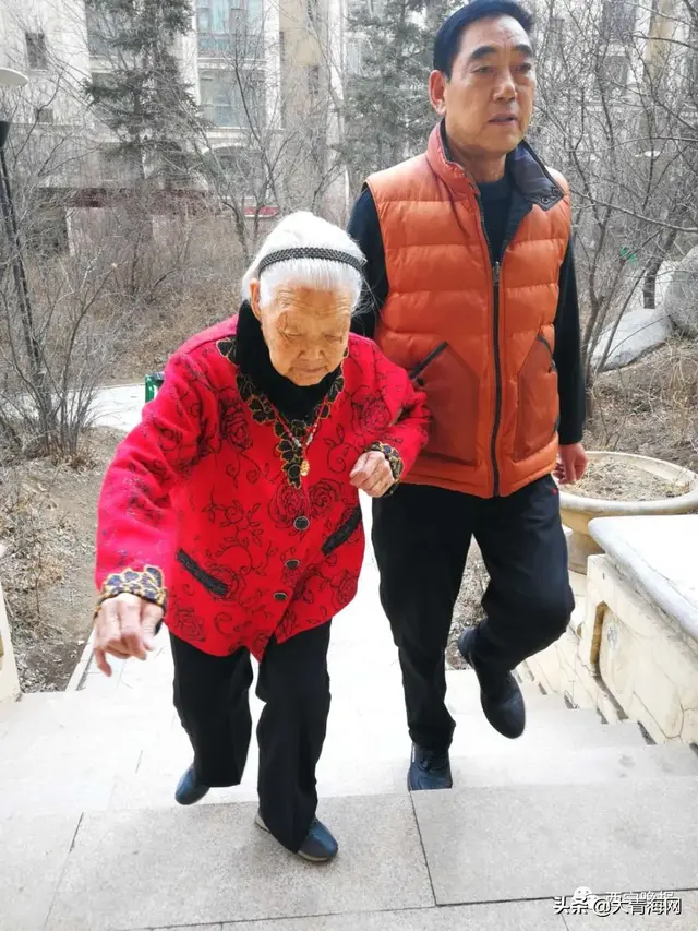 71岁儿子给97岁妈妈包饺子，西宁：98岁的妈和71岁的儿