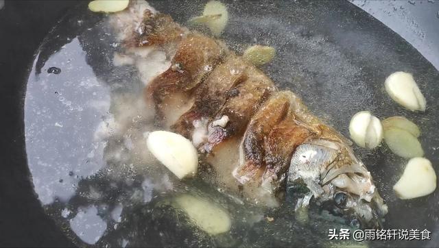 怎么样做出鲜美奶白鲫鱼汤，这才是鲫鱼汤正确做法