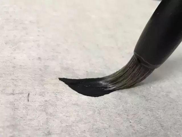 初学者怎样练毛笔字 教你写出好看的书法，初学者怎样练毛笔字（初练毛笔字，究竟如何开始写）