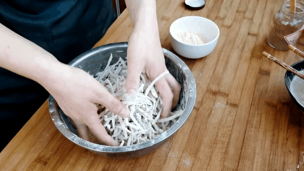 洋芋擦擦的做法，洋芋擦擦的制作做法（西北特色美食洋芋擦擦）