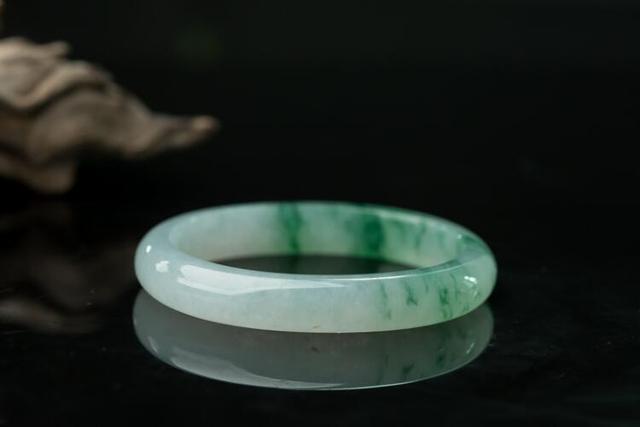 戴玉镯有什么好处，戴玉镯子的好处有哪些（戴玉镯的好处和禁忌大盘点）