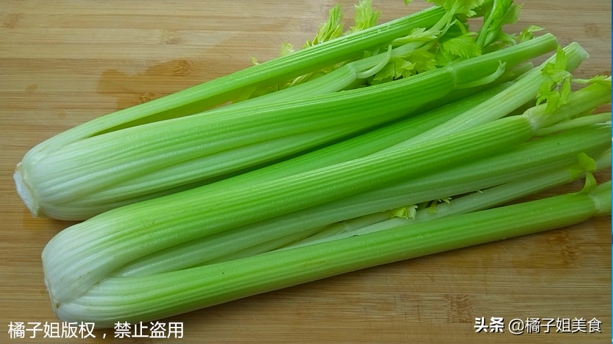 图片[2]-【凉拌芹菜】做法步骤图 不炒不腌制  看着就馋人-起舞食谱网