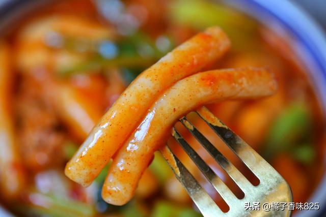 辣白菜炒年糕的家常做法，辣白菜与年糕天生一对