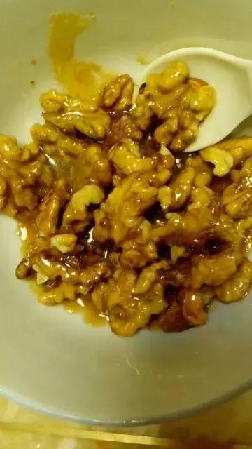  最简单蜂蜜核桃仁的家常做法，核桃和它一起炒，堪比止咳药 