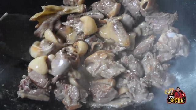 老鸭煲的做法，笋干老鸭煲的做法（教你做美味的蒜香老鸭煲）