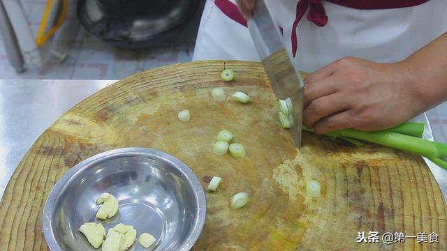 油焖茄子，油焖茄子简单的做法视频（老式家常焖茄子做法）