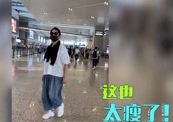 54岁金龟子刘纯燕暴瘦，路边热舞给阿尔法新歌打榜，锥子脸认不出